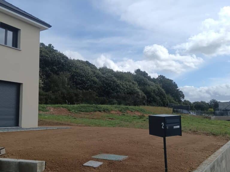 Les-paysages-normands - Comment revitaliser mon gazon en période de sécheresse prolongée ? - Featured Image 1